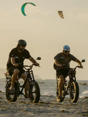 Atletas na Caloi Mobylette na praia