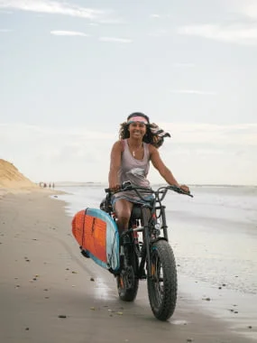 Atleta usando Caloi Mobylette na praia