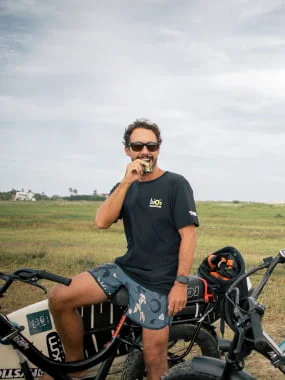 Atletas na praia com Caloi Mobylette