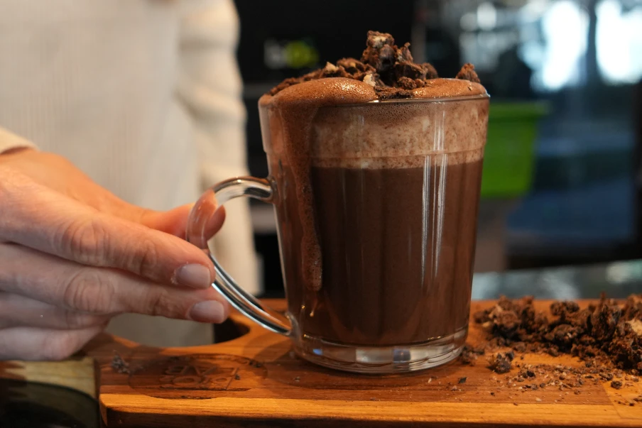 Esse chocolate quente proteico é uma opção perfeita de pós treino para os dias frios. Receita vegana, proteica, super cremosa, sem glúten e sem açúcar.