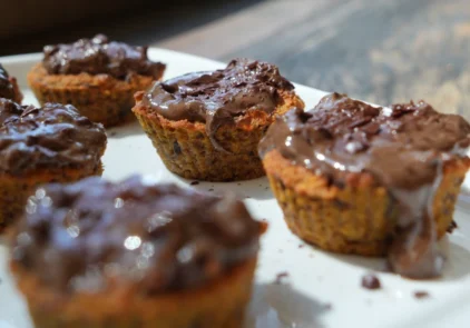 Cupcake de cenoura com chocolate vegano, sem ovo, sem leite, sem glúten e proteico. Perfeito para a família toda!