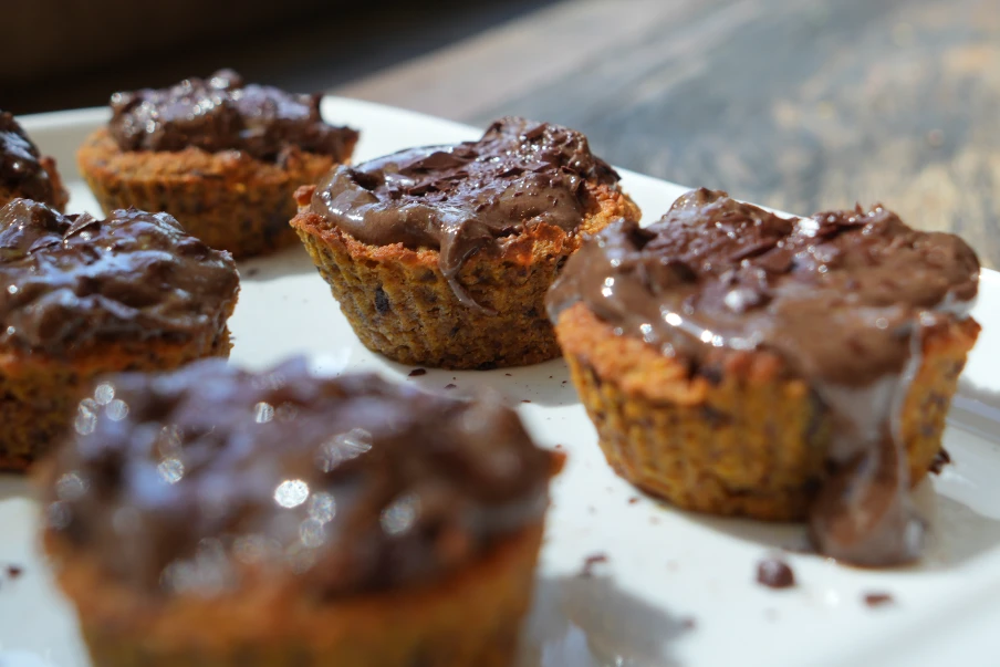 Cupcake de cenoura com chocolate vegano, sem ovo, sem leite, sem glúten e proteico. Perfeito para a família toda!